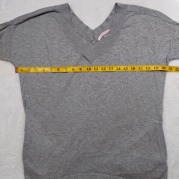 Victoria's Secret Gray Stretch V Neck Long Sleeve Sweater w/Pockets Size XS - Picture 4 of 10